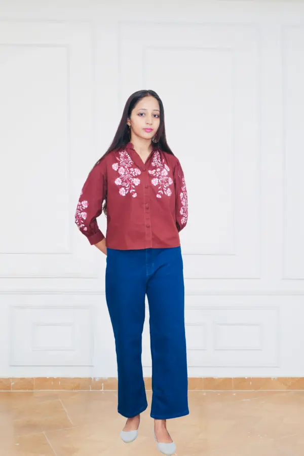 Chestnut Flora Top by Mystic Grove in chestnut brown floral print, made from 100% cotton. Sizes XS–XXL. Ideal for brunch, college wear, and city strolls.